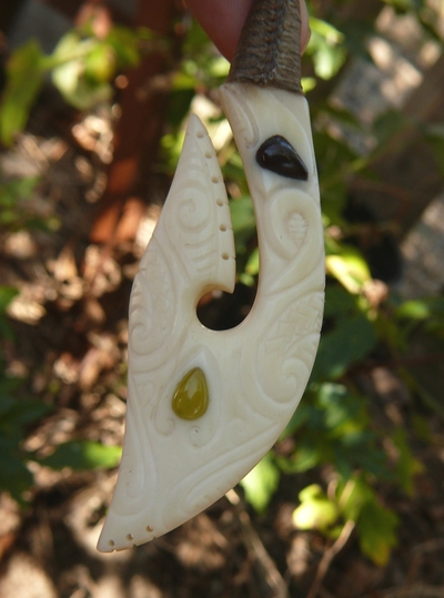 Blog de usulebis :Usulebis ,Artisan créateur de bijoux polynésiens , contact : usulebis@hotmail.fr, Déco d'un pendentif Néo-Zélandais