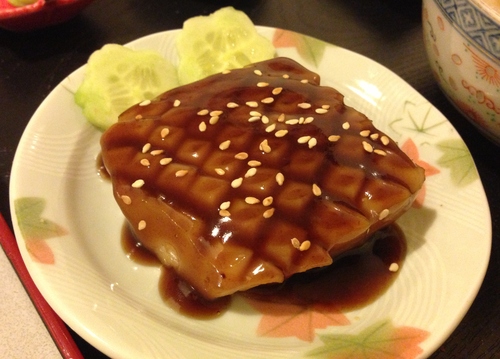 IKA NO TERIYAKI (イカの照り焼き) - Calamar rôti à l'huile de sésame, nappé de sauce soja douce et épaisse