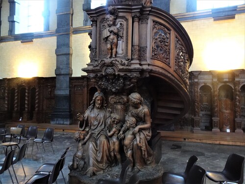 Autour de l'église zaint Loup à Namur en Belzique (photos)