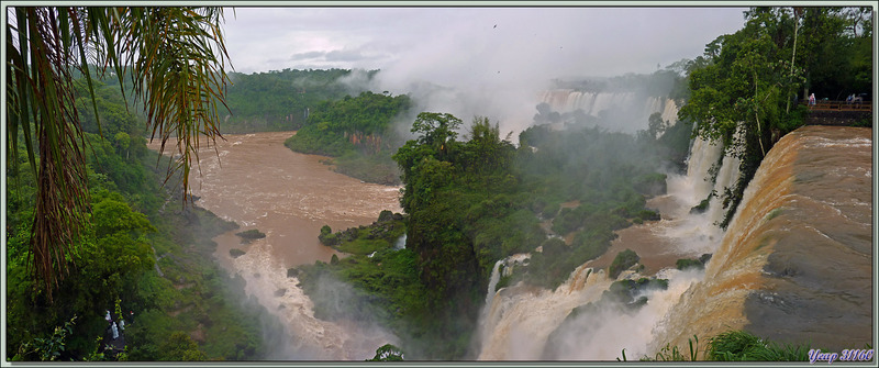 Toujours sous la pluie, les chutes d'Iguazu vues du "Circuito Superior" - Puerto Iguazu - Argentine