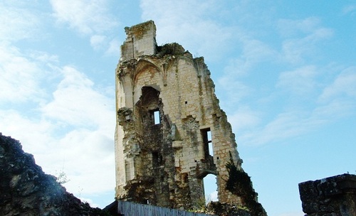 Chauvigny ,la ville haute et les gigantesques murailles du château baronnial » un géant en ruine