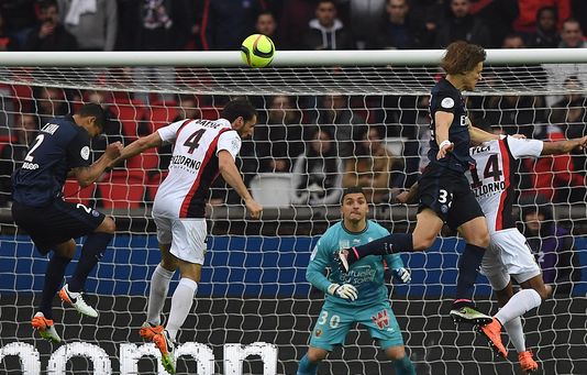 FRANCK FIFE / AFP Le défenseur du PSG Thiago Silva (à gauche) et son homologue niçois Paul Baysse (au centre), samedi 2 avril à Paris.