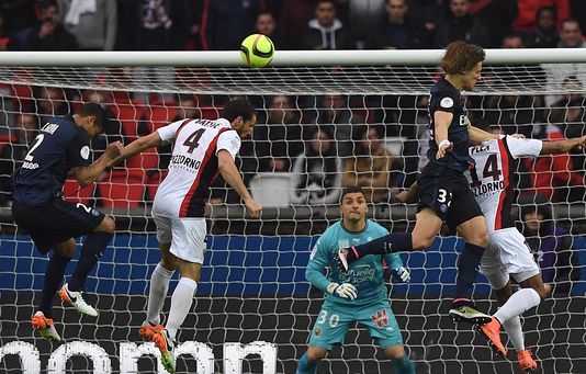 Le défenseur du PSG Thiago Silva (à gauche) et son homologue niçois Paul Baysse (au centre), samedi 2 avril à Paris.