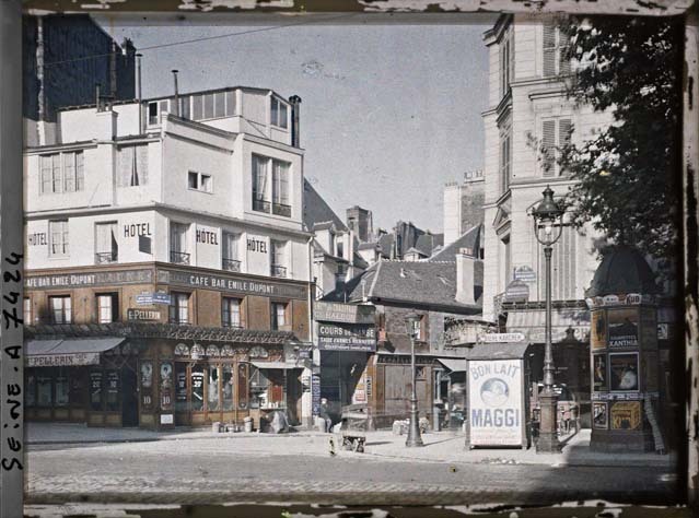 Angle du boulevard Beaumarchais et de la rue du pas-de-la-mule par Stéphane Passet ©Musée Albert-Kahn - Département des Hauts-de-Seine