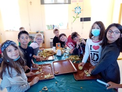 ce2-cm1 : Les éco-écoliers cuisinent la rhubarbe du potager...