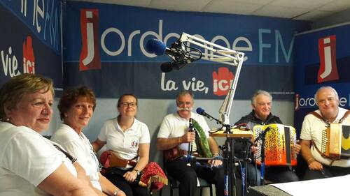 EMISSIONS DANS LES STUDIOS DE NOTRE RADIO LOCALE 