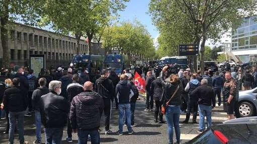 Ce mardi 11 mai 2021, nouvelle journée d’action pour les grévistes de la Fonderie de Bretagne. Les salariés viennent d’arriver, en ce début d’après-midi devant la sous-préfecture de Lorient (Morbihan) où un important dispositif de forces de l’ordre a été déployé pour en bloquer l’accès.