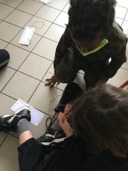 Les CE1B s'initient à la couture.