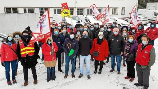 Sous la neige, une quarantaine de manifestants étaient réunis ce jeudi à matin, à la gare de Brest.