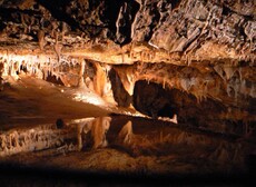 Là où la grotte se mire dans l'eau du lac souterrain