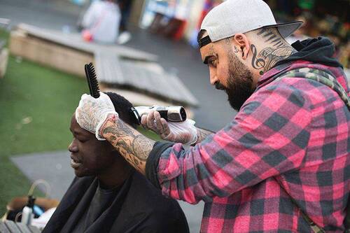 "Le Barbier des rues": il offre aux SDF et aux plus pauvres une coupe gratuite!