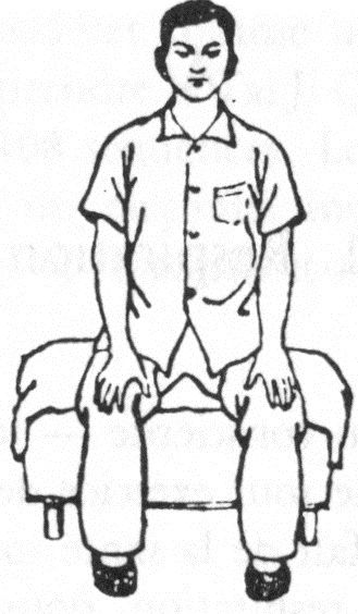 Posture de l'Empereur (assis sur une chaise)