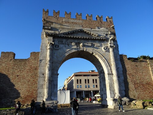 Autour de la Place des Trois Martyrs à Rimini en Italie (photos)