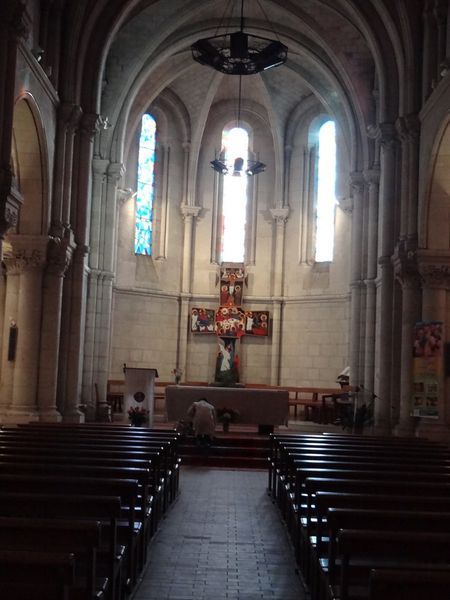 Les vitraux de Raymond Mirande, en l'église Saint-Vincent-de-Paul à Arès...