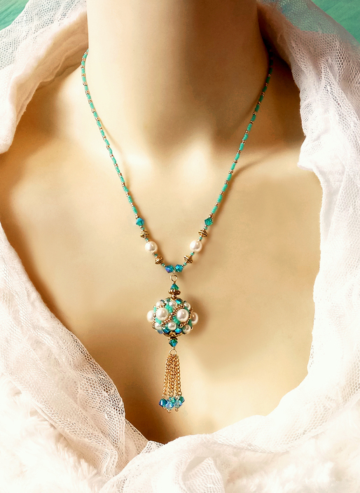 Collier pendentif de style baroque, blanc crème, turquoise et or Perle tissée à l'aiguille 24mm, verre nacré Renaissance, cristal de Swarovski et perles Miyuki