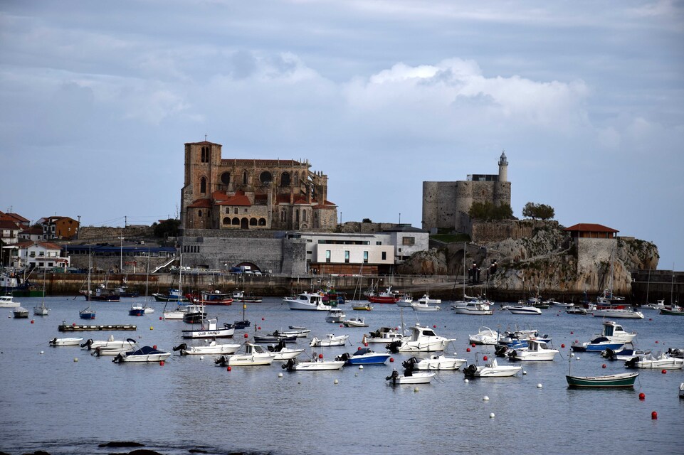 J51 - Castro Urdiales - Le port, l'église Sta María et le fort Sta Anna