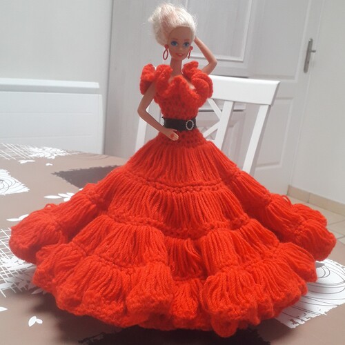 Poupée Barbie : Coraline de nouveau dans une longue robe rouge ...