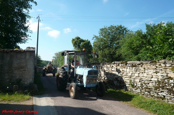 Un cortège de vieux tracteurs de collection a traversé le village d'Essarois...