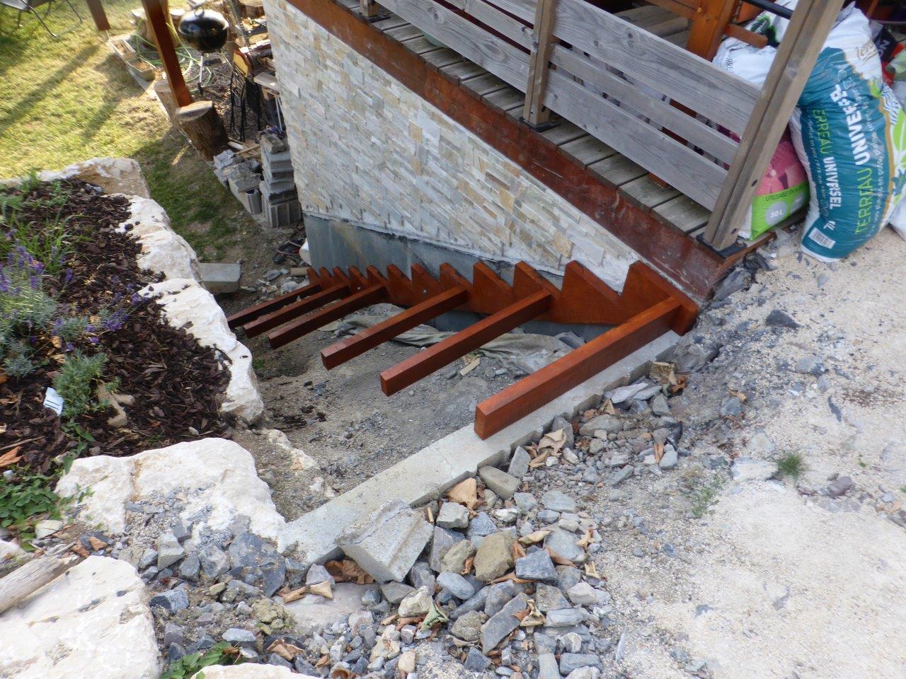 escalier exterieur se terminant par une plate-forme