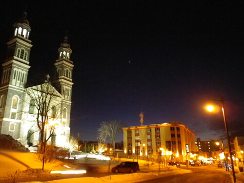 Une vue sur la cathédrale de Chicoutimi à partir du restaurant-bar «La Tour à Bières» en février 2012