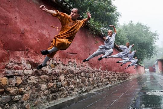 可能是包含下列内容的图片:3 位用户、一群人站着和户外