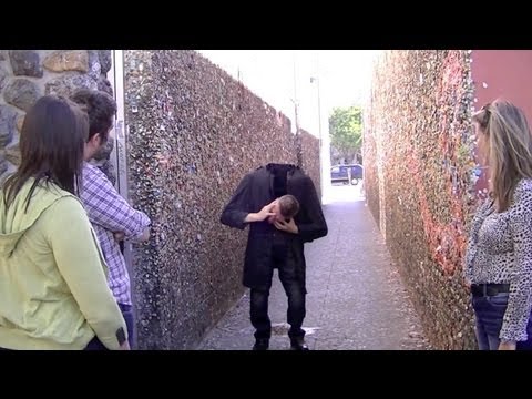 Vidéo .. Un homme fait tomber sa tête 