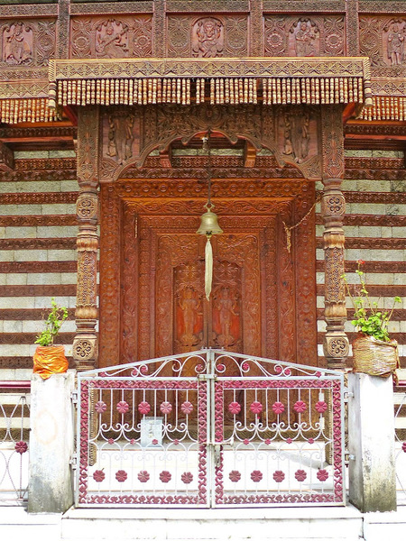 un petit temple en bois