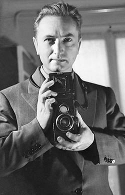 Serge de Sazo, photographe, "autoportrait au miroir".