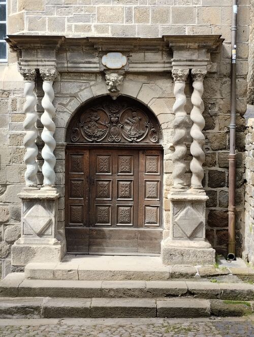 Le Puy-en-Velay - porte de la chapelle des pénitents 