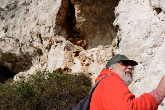 Vers une grotte au pied du Mont Puget