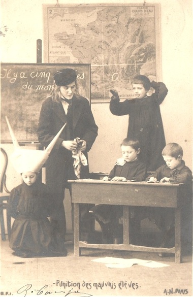 Punition des mauvais élèves (photo carte précurseur. Éditeur : A.N. Paris.)