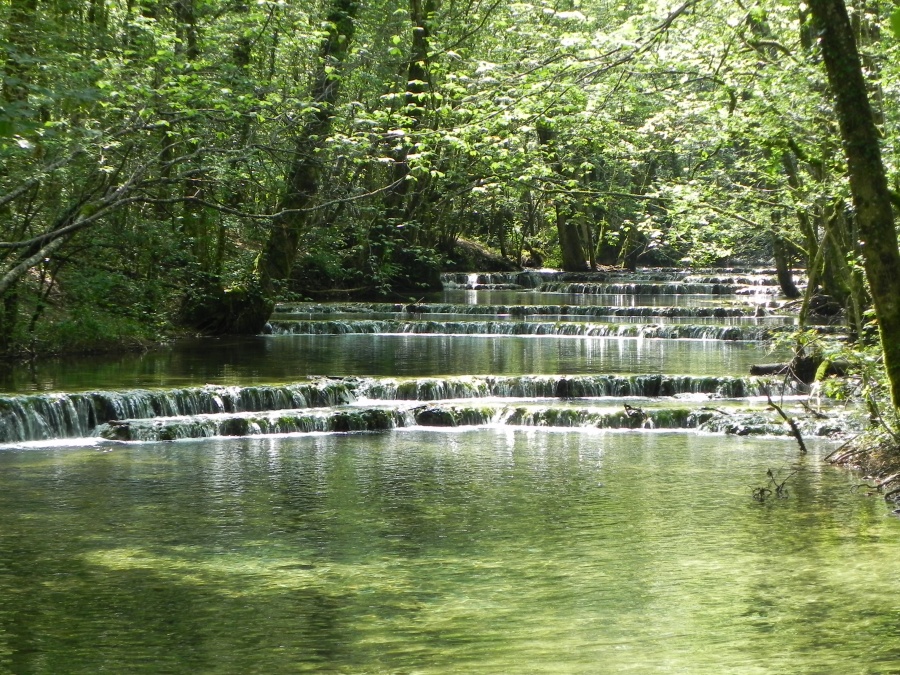 La source qui alimente la cascade du Tuf de Mesnay