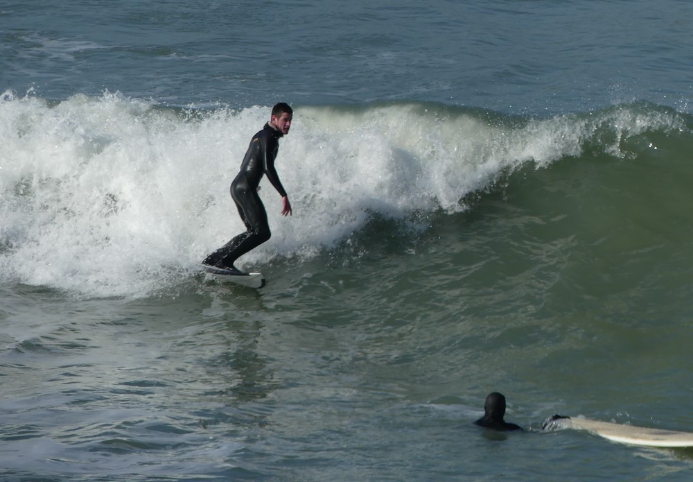 De courageux surfeurs, à Lacanau, en février...