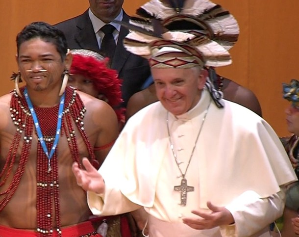 Le pape François coiffe un chapeau indien à plumes 