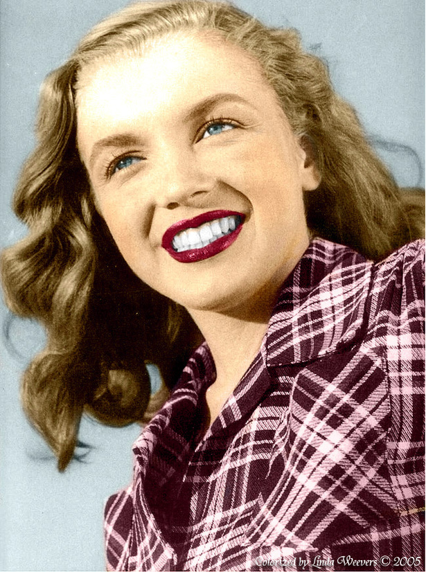 Norma Jeane en chemise rayée en mars 1946 à Zuma Beach, une plage de Malibu en Californie.  Photographies de Joe Jasgur