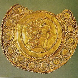Medaillon décoré à jour et à bosselage représentant la