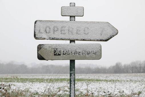 La neige commence à tenir sur les bas-côtés dans la campagne entre Châteaulin et Brasparts, ce mardi 9 février 2021.