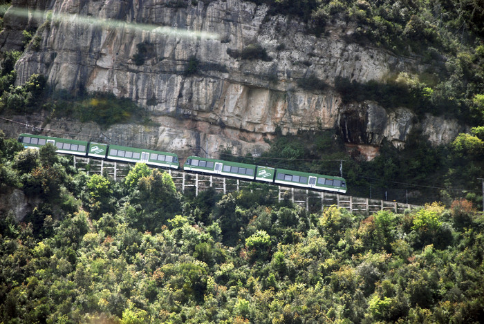 Catalogne - Le train à crémaillère montant au monastère de Montserrat
