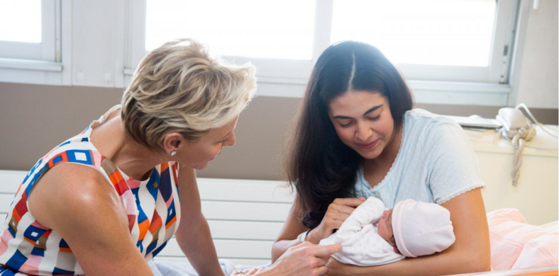 la princesse Charlène avait visité les nouvelles mamans  à la maternité Princesse Grace l'année dernière lors du jur de la fète des mères