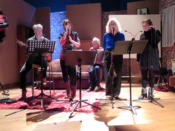 Le groupe musical de la Compagnie des Gens, SOLESKINE, a donné un mini-concert lors de l'AG de l'association....