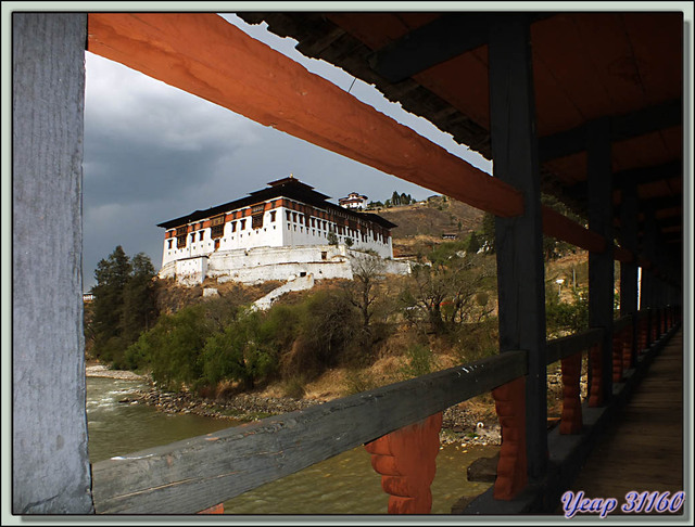 Blog de images-du-pays-des-ours : Images du Pays des Ours (et d'ailleurs ...), Le pont bhoutanais d'accès au Monastère Rinpung Dzong - Paro - Bhoutan