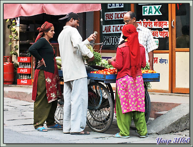 Blog de images-du-pays-des-ours : Images du Pays des Ours (et d'ailleurs ...), Je retrouve mes chalandes à un banc de marchand ambulant - Pokhara - Népal