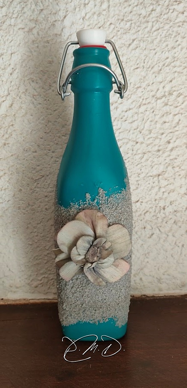 2022  - Peinture en bombe, colle à bois; sable et fleur de bois - CP