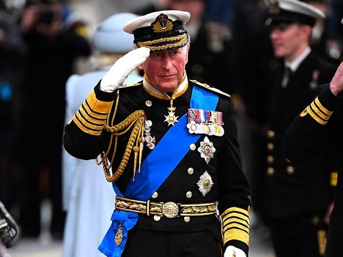 Si la Reine Elizabeth mourait, le Prince Charles deviendrait immédiatement roi.