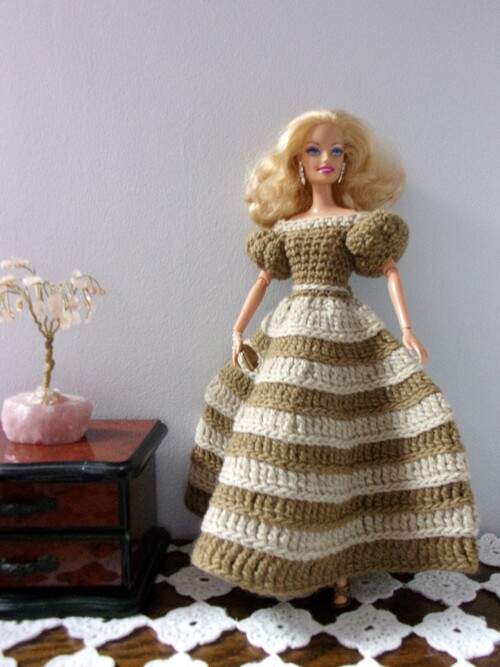 Barbie : Helena dans sa robe longue marron et beige.