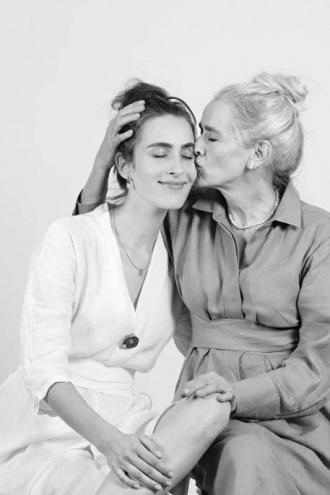 Peut être une image en noir et blanc de 1 personne et sourire