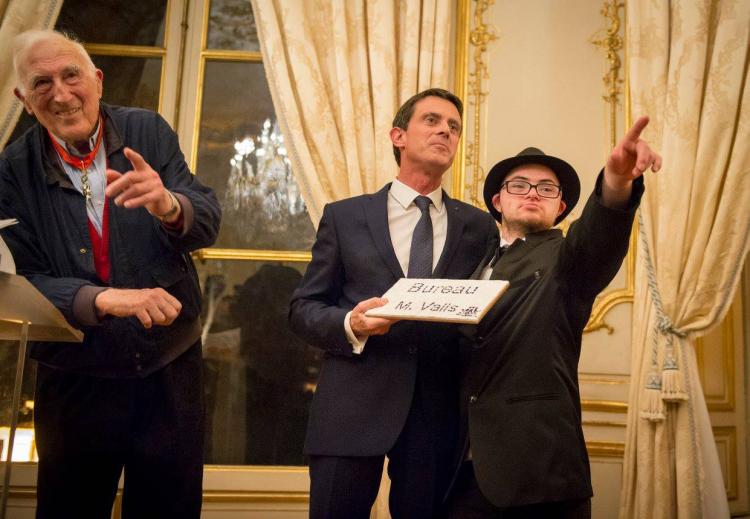 Émotion à Matignon - Jean Vanier a reçu (...) de l'ordre de la Légion d'honneur