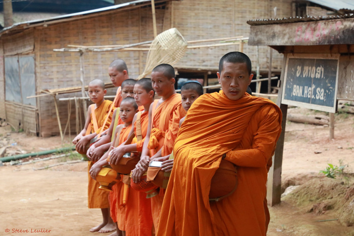 Les moines et novices de Ban Hat Sa