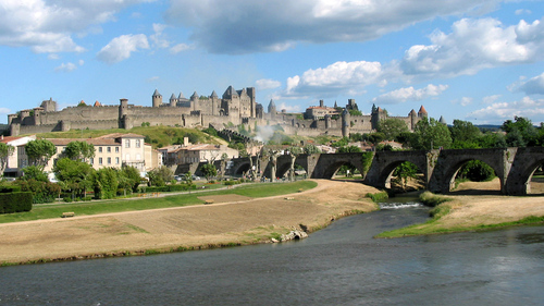 Carcassonne (Aude) : ville basse et basilique de la cité médiévale