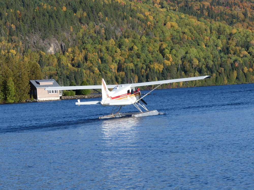 Baptême de l'air en hydravion au dessus de la Mauricie au Canada (1/2)...